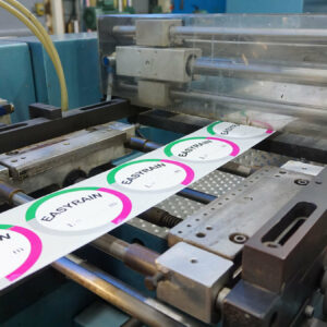 Etiquette-sur-machine-decoupe